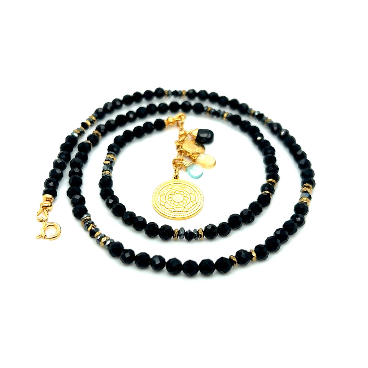 Czarny spinel na naszyjniku od Ewa Mrochen Jewellery, elegancki klejnot inspiracji, delikatny i stylowy biżuteria.