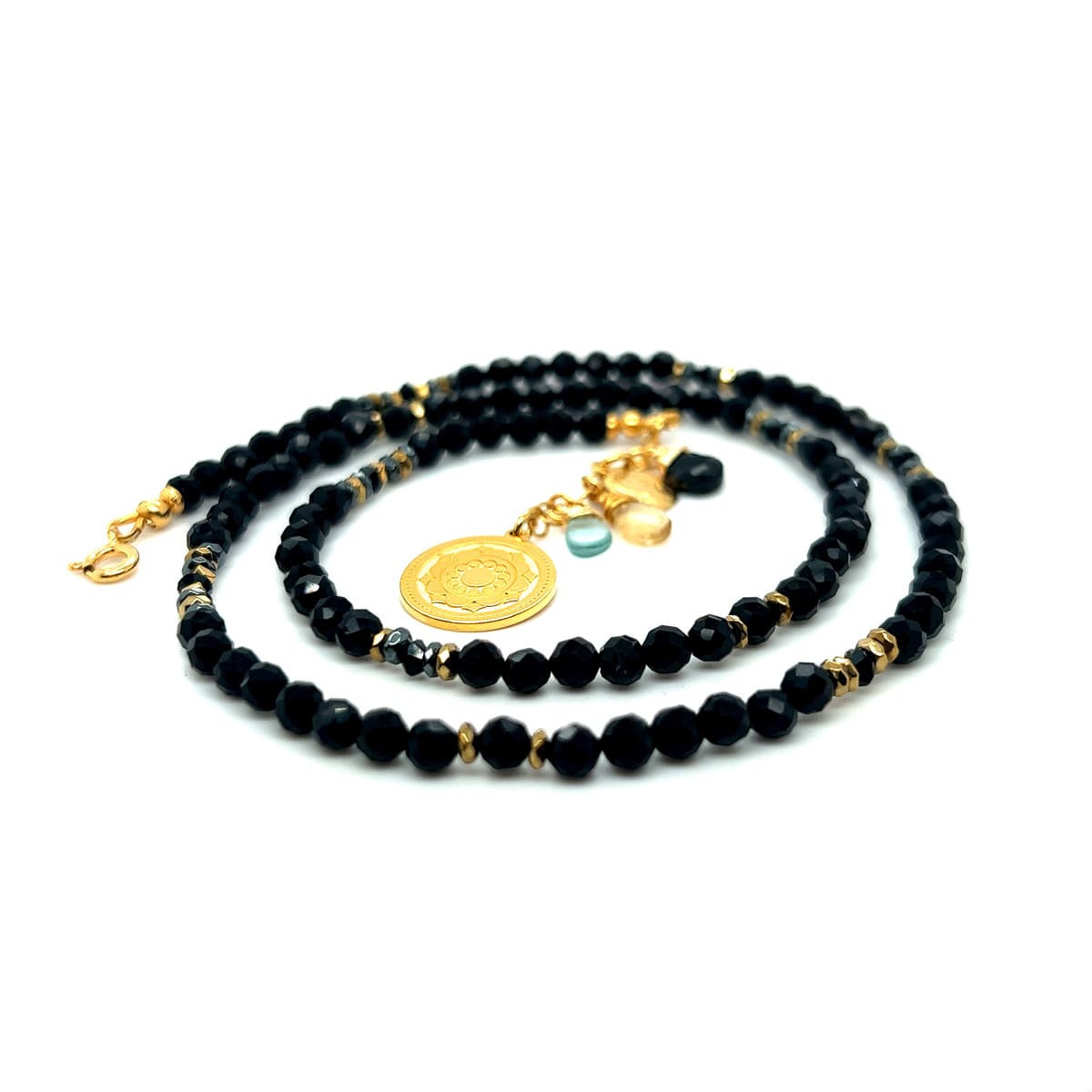 Czarny spinel na naszyjniku Ewa Mrochen Jewellery, elegancki klejnot inspirowany naturalnym kamieniem, delikatny i stylowy.