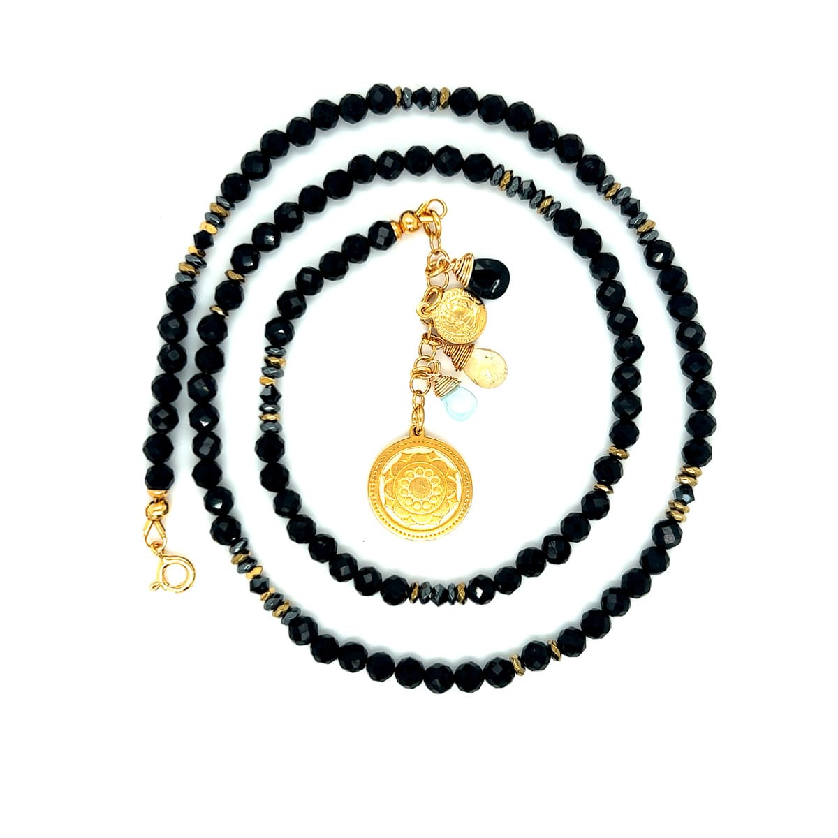 Czarny spinel na naszyjniku Ewa Mrochen Jewellery, elegancki kamień i delikatny design w inspirowanym klejnotu stylu.