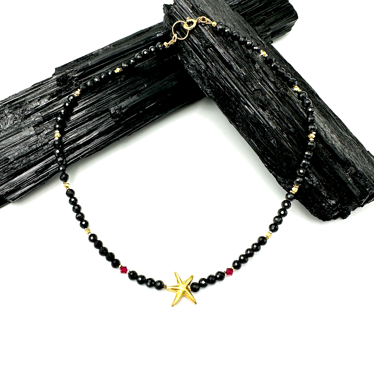 Czarny spinel na naszyjniku Majestat Szlachetności od Ewa Mrochen Jewellery, elegancki srebrny naszyjnik z czarnym spinel.
