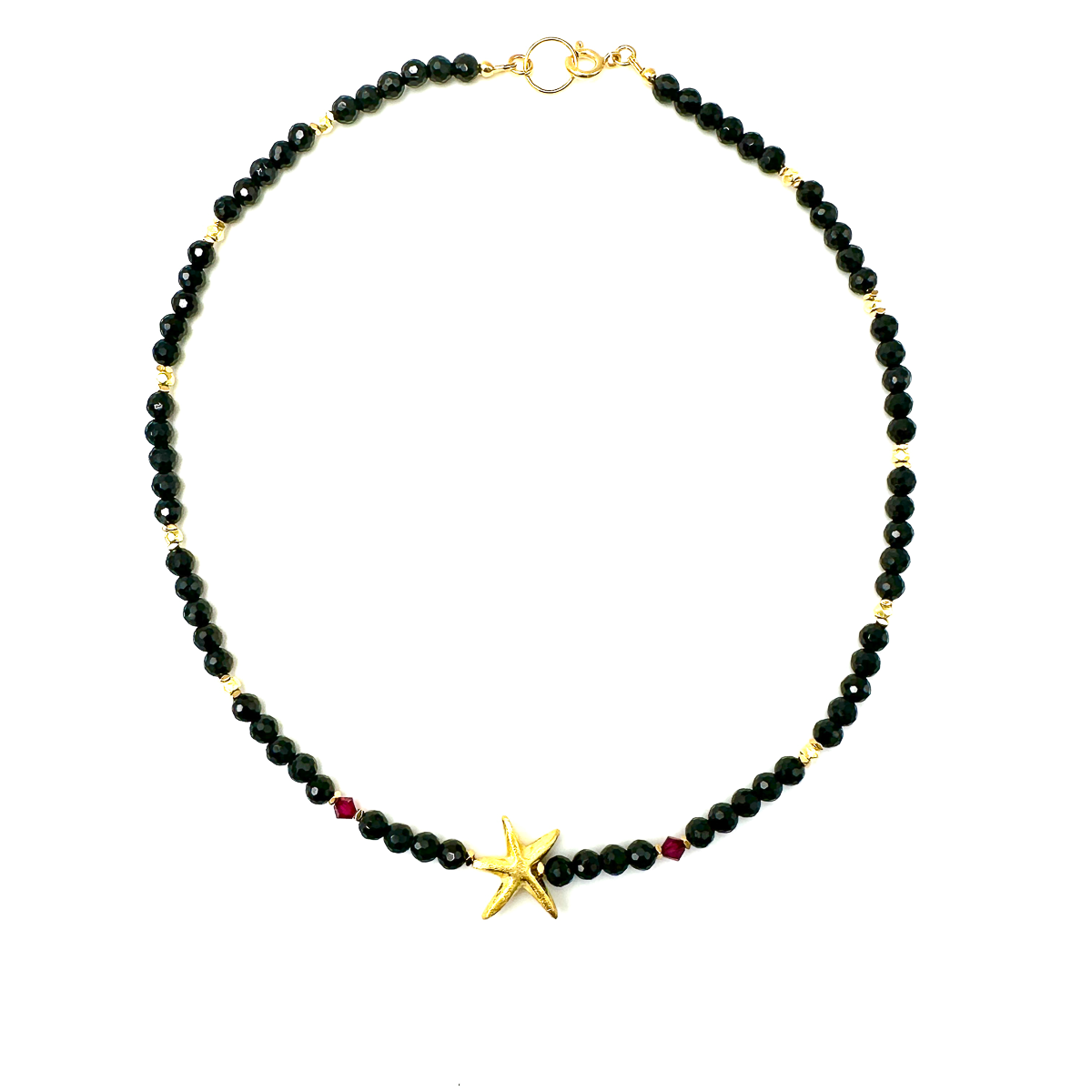 Czarny spinel na naszyjniku od Ewa Mrochen Jewellery, elegancki i szlachetny naszyjnik z czarnym spinelem, ozdobny element biżuterii.