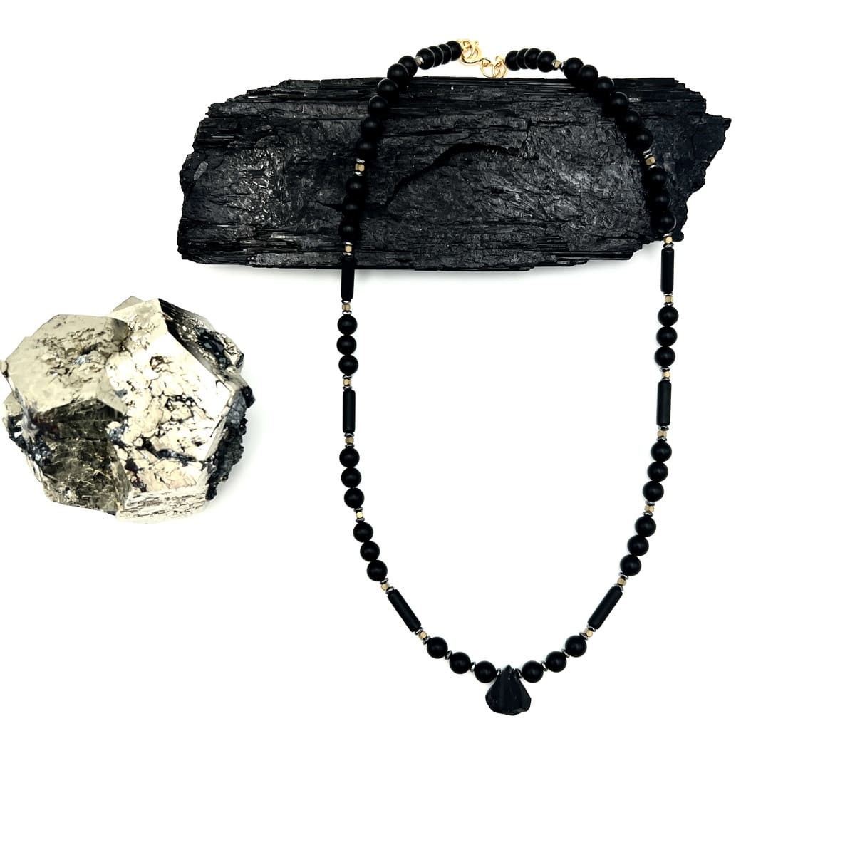 Czarny turmalin w naszyjniku Ewa Mrochen Jewellery, elegancki naszyjnik z kamieniem nieustraszoności na tle białym