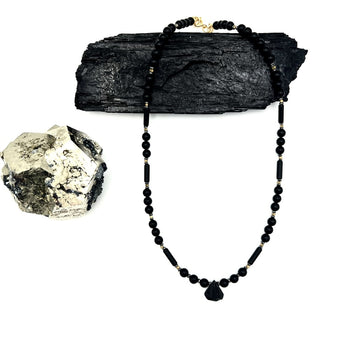 Czarny turmalin w naszyjniku Ewa Mrochen Jewellery, kamień nieustraszoności, elegancki biżuteria z czarnym turmalinem.