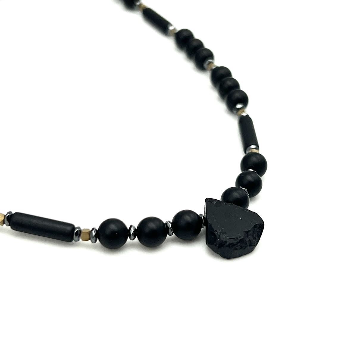 Czarny turmalin w naszyjniku Ewa Mrochen Jewellery, elegancki srebrny naszyjnik z kamieniem nieustraszoności.