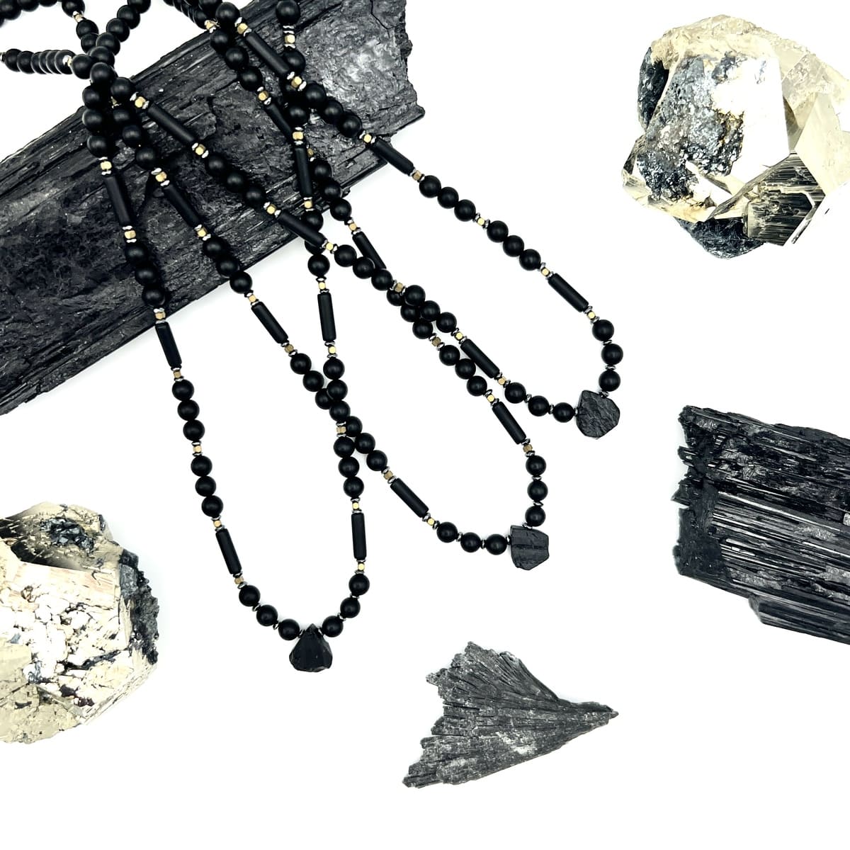 Czarny turmalin, naszyjnik Ewa Mrochen Jewellery, elegancki klejnot nieustraszoności na delikatnym łańcuszku w stylu biżuterii.