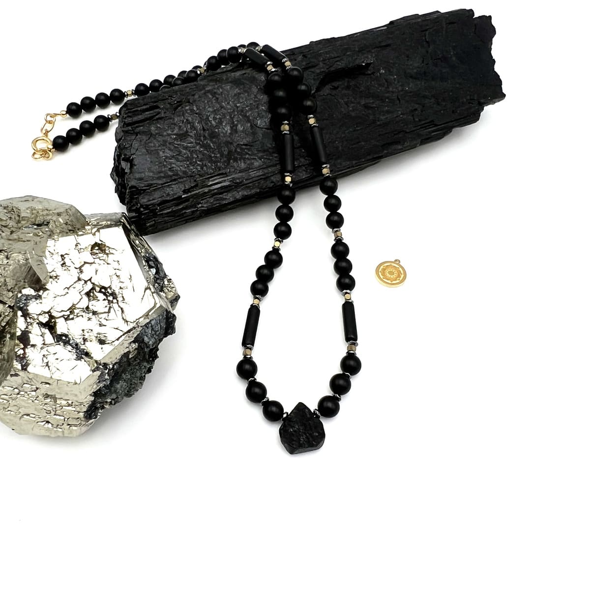 Czarny turmalin w naszyjniku Ewa Mrochen Jewellery, elegancki naszyjnik z kamieniem nieustraszoności na zdjęciu.