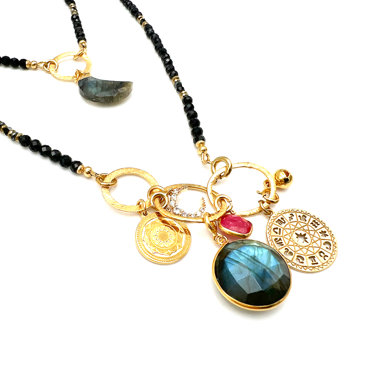 Długi czarny turmalinowy naszyjnik Ewa Mrochen Jewellery z eleganckim kamieniem i delikatnym łańcuszkiem.