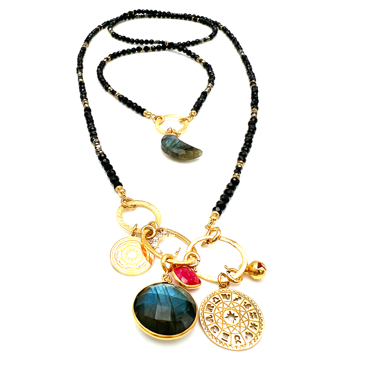 Długi czarny turmalinowy naszyjnik od Ewa Mrochen Jewellery z naturalnym kamieniem, elegancki i subtelny dodatek do stroju.