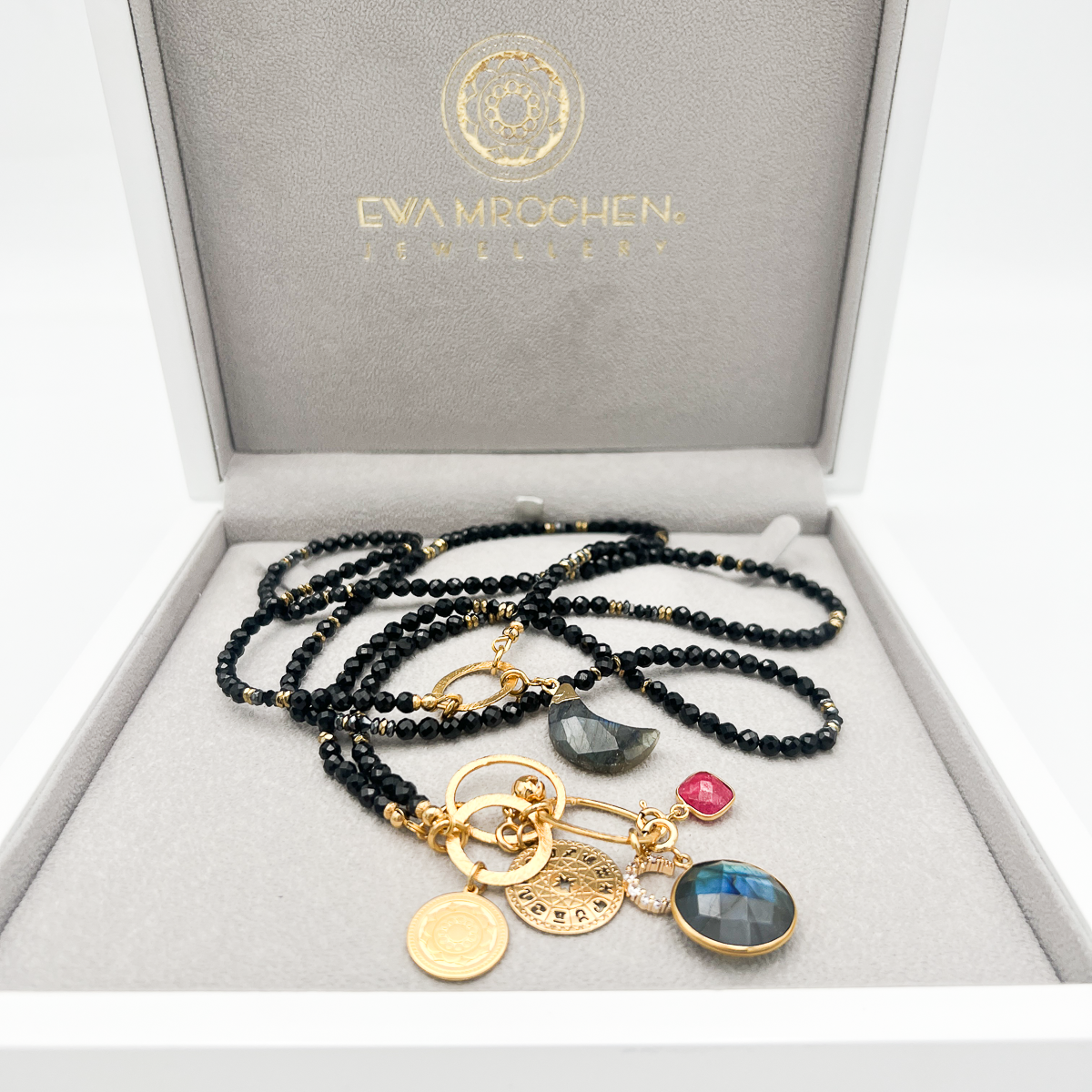 Długi czarny turmalinowy naszyjnik od Ewa Mrochen Jewellery z delikatnym designem i naturalnym kamieniem w centralnej części.