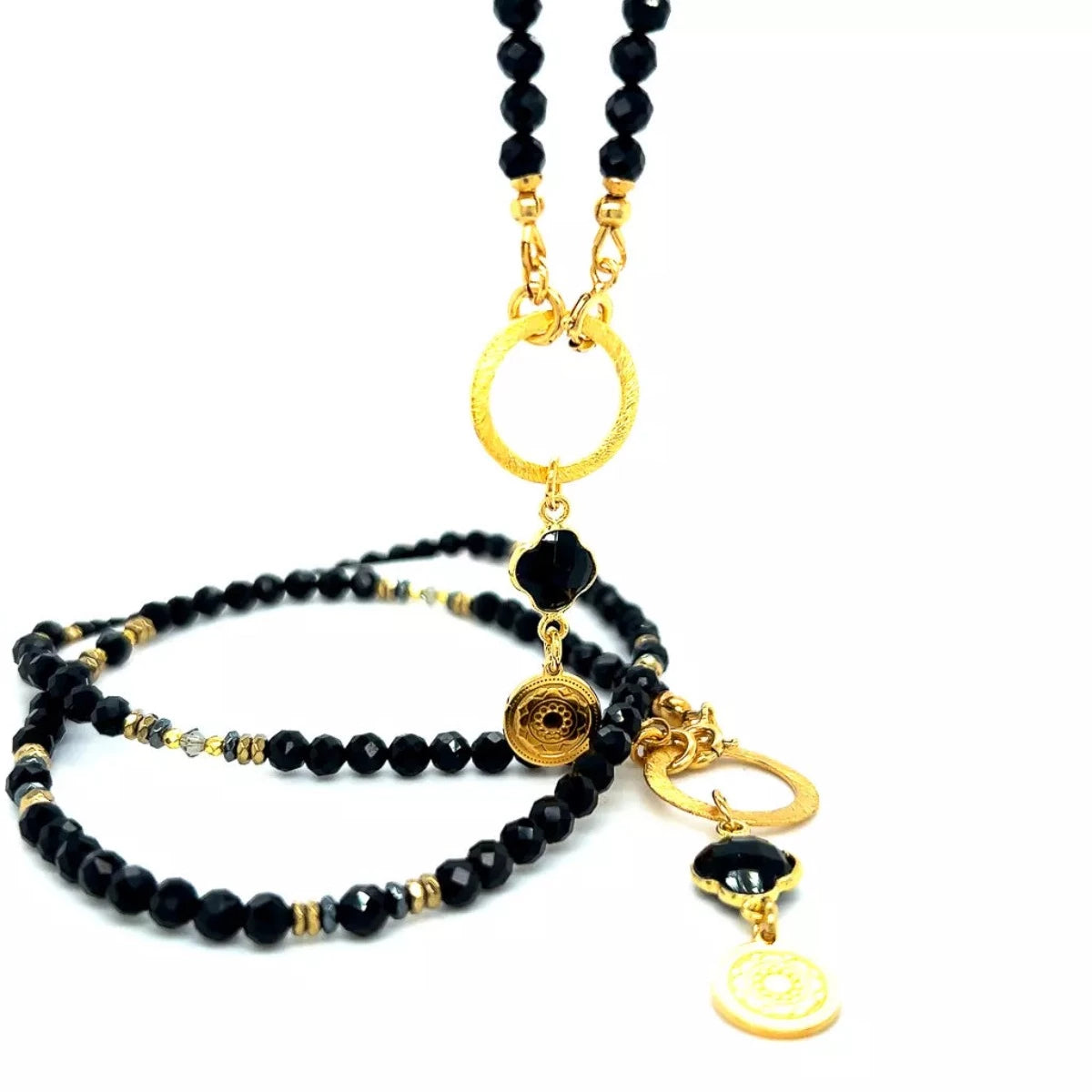 Czarny turmalin w naszyjniku Ewa Mrochen Jewellery, symbol mocnej ochrony, na tle jasnego tła.