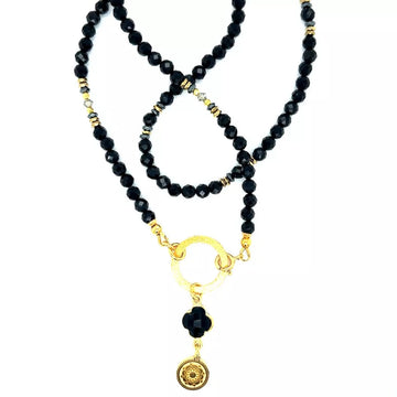 Czarny naszyjnik z turmalinem od Ewa Mrochen Jewellery, ozdobiony kamieniem ochronnym, na delikatnym łańcuszku.