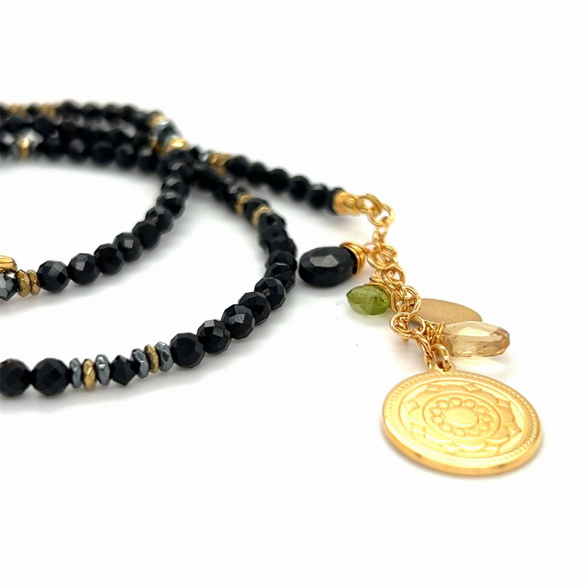 Czarny turmalin naszyjnik Ewa Mrochen Jewellery® z ochronnym i pozytywnym kamieniem, na tle jasnego tła.