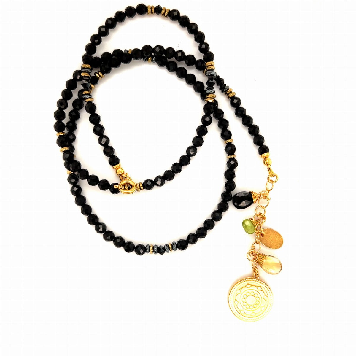 Czarny naszyjnik z turmalinem od Ewa Mrochen Jewellery®, symbol ochrony i pozytywnej transformacji, na tle jasnego tle