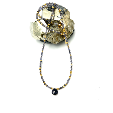 Naszyjnik Iolit Przebudzenie Bogini z kolekcji Ewa Mrochen Jewellery, ozdobny stalowy łańcuszek z kamieniem Iolit.