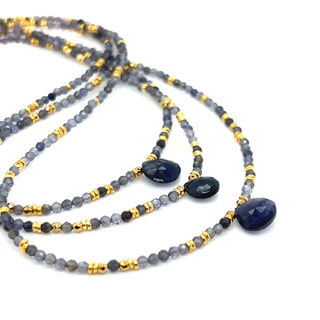 Naszyjnik Iolit Przebudzenie Bogini od Ewa Mrochen Jewellery, z srebrnym łańcuszkiem i kamieniem Iolit na tle białym