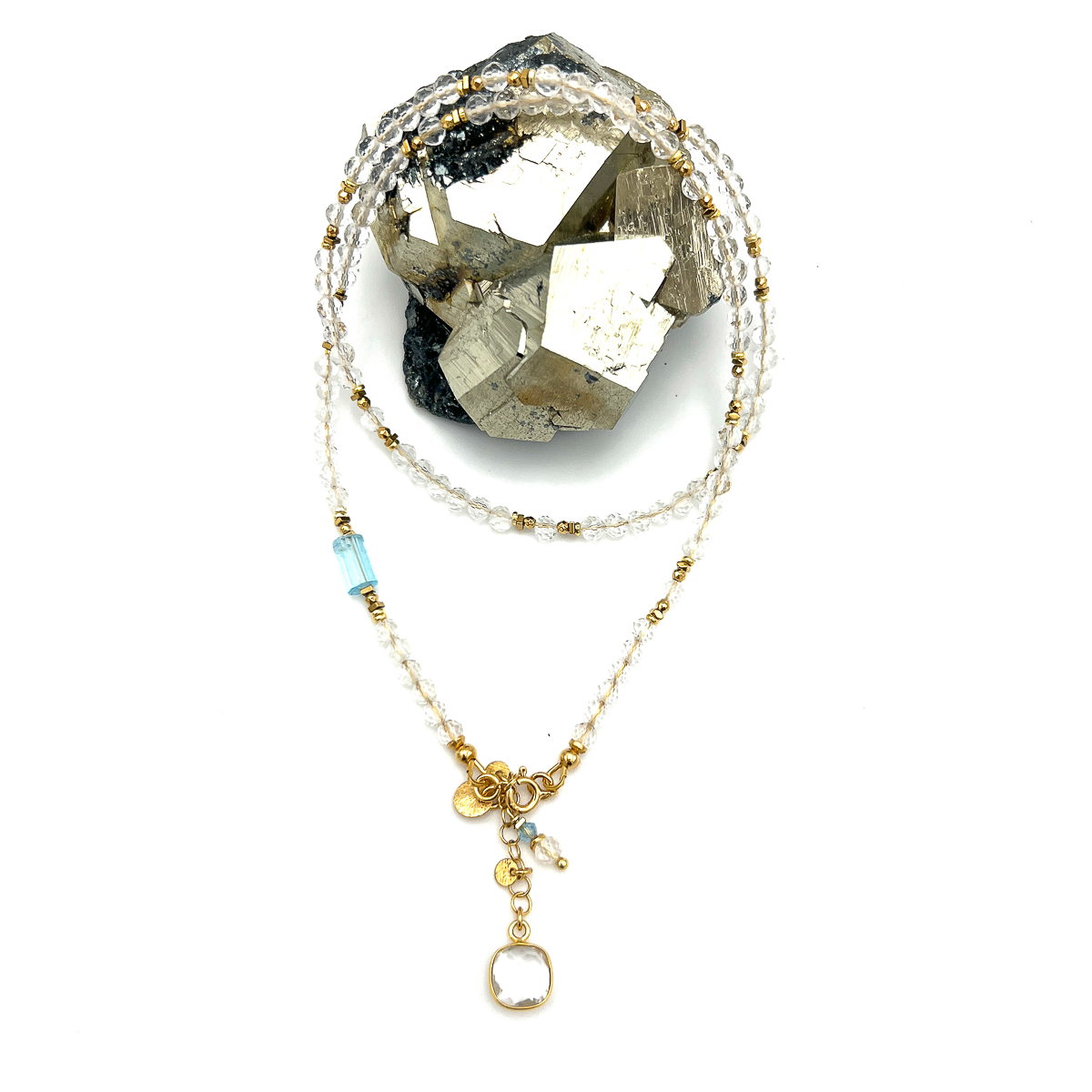 Srebrny naszyjnik z kryształem górskim od Ewa Mrochen Jewellery, elegantczny i błyszczący akcent biżuterii.