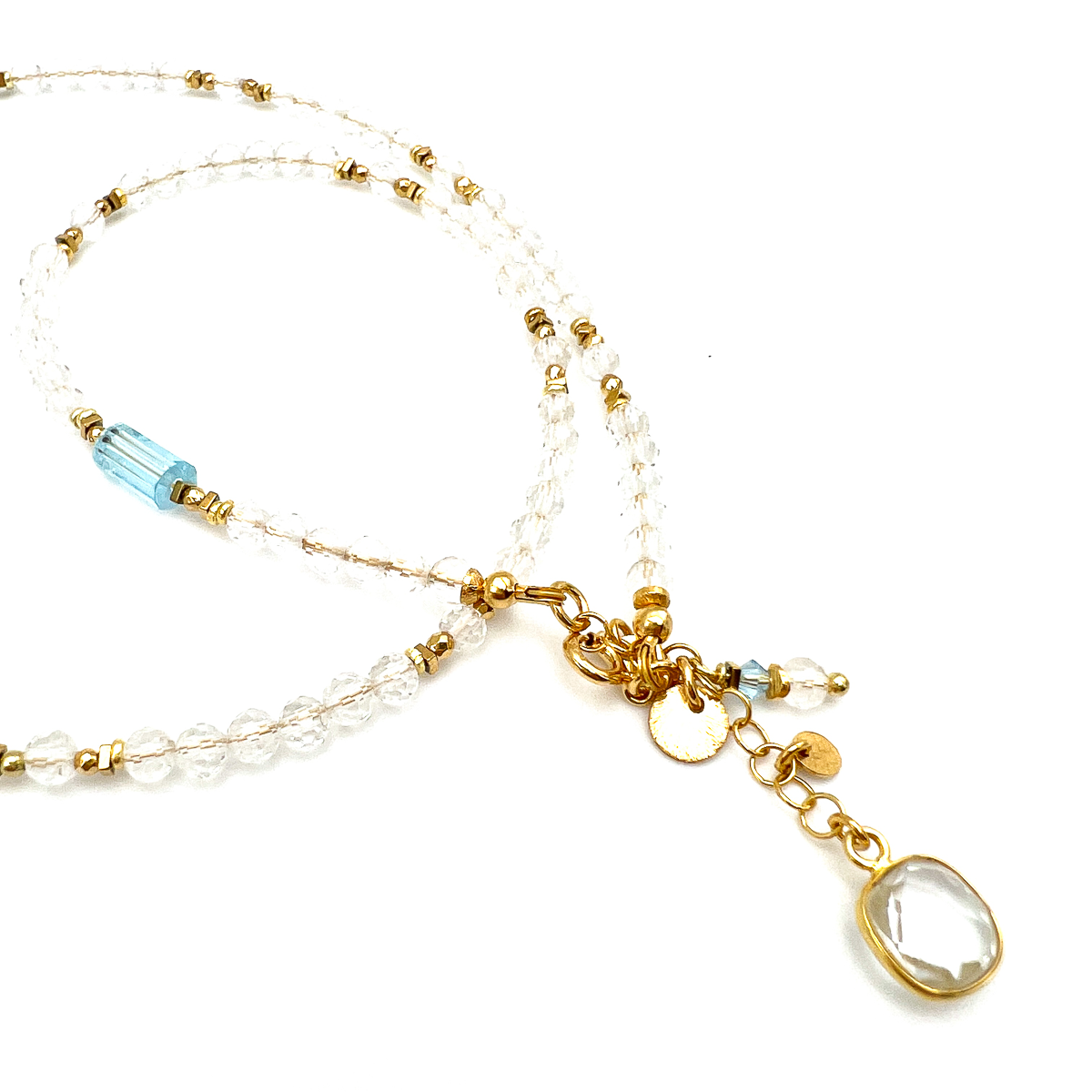Naszyjnik z kryształem górskim od Ewa Mrochen Jewellery, ozdobny naszyjnik z błyszczącym kryształem, elegancka biżuteria.