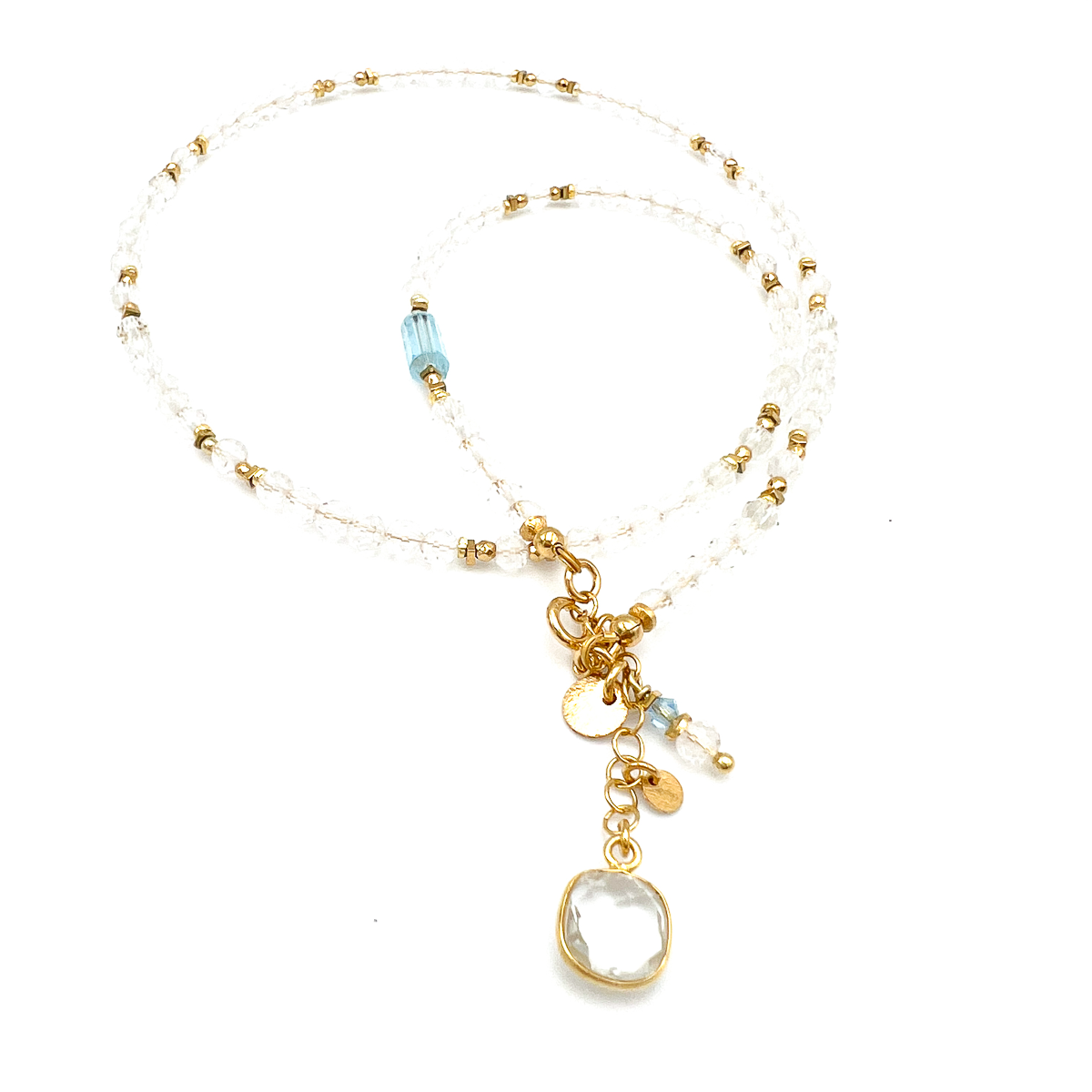 Naszyjnik z kryształem górskim od Ewa Mrochen Jewellery, elegancki biżuteria z błyszczącym kryształem w centralnej części.