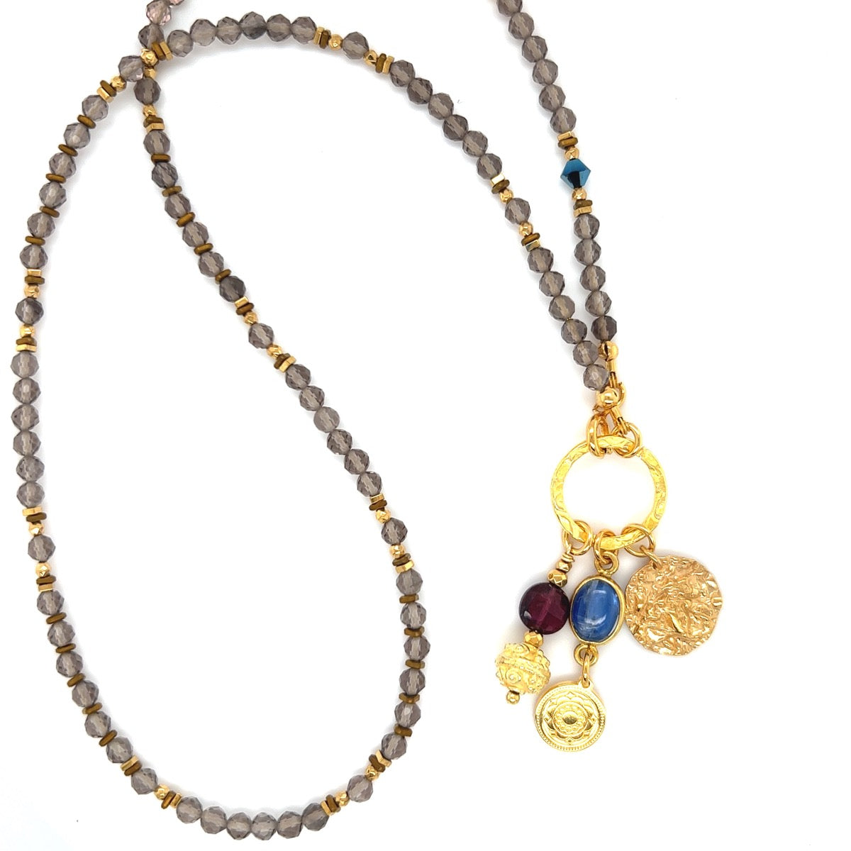 Naszyjnik z kwarcem dymnym, kyanitem i granatem od Ewa Mrochen Jewellery, ozdobny naszyjnik z kamieniami naturalnymi.