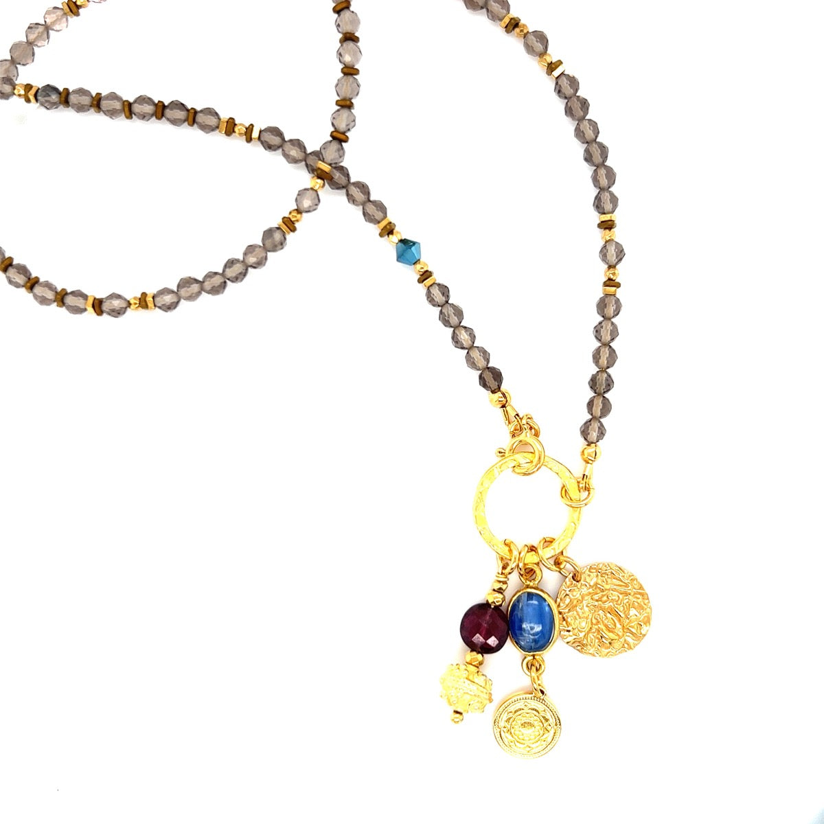 Naszyjnik z kwarcem dymnym, kyanitem i granatem od Ewa Mrochen Jewellery, ozdobny biżuteria z trzema kamieniami.