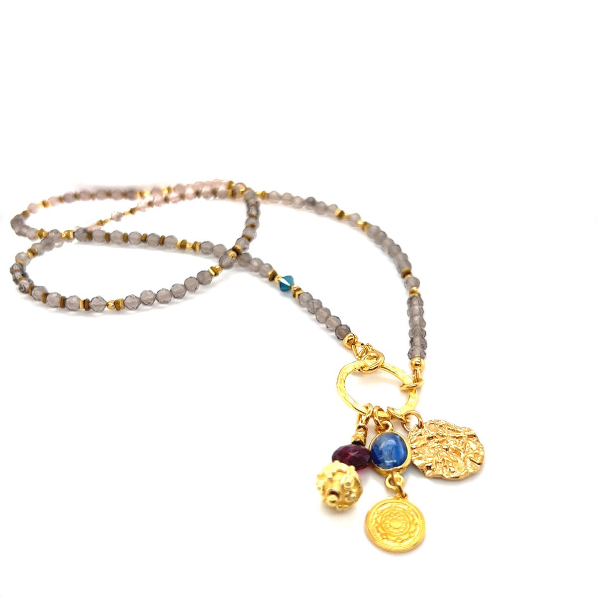 Naszyjnik z kwarcu dymnego, kyanitu i granatu od Ewa Mrochen Jewellery, z zawieszkami na delikatnym łańcuszku.