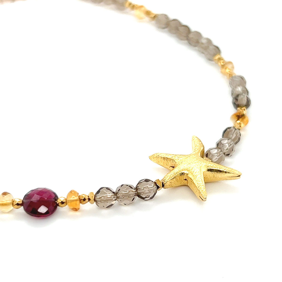 Naszyjnik z kwarcu dymnego od Ewa Mrochen Jewellery, elegancki klejnot wspierający na srebrnym łańcuszku