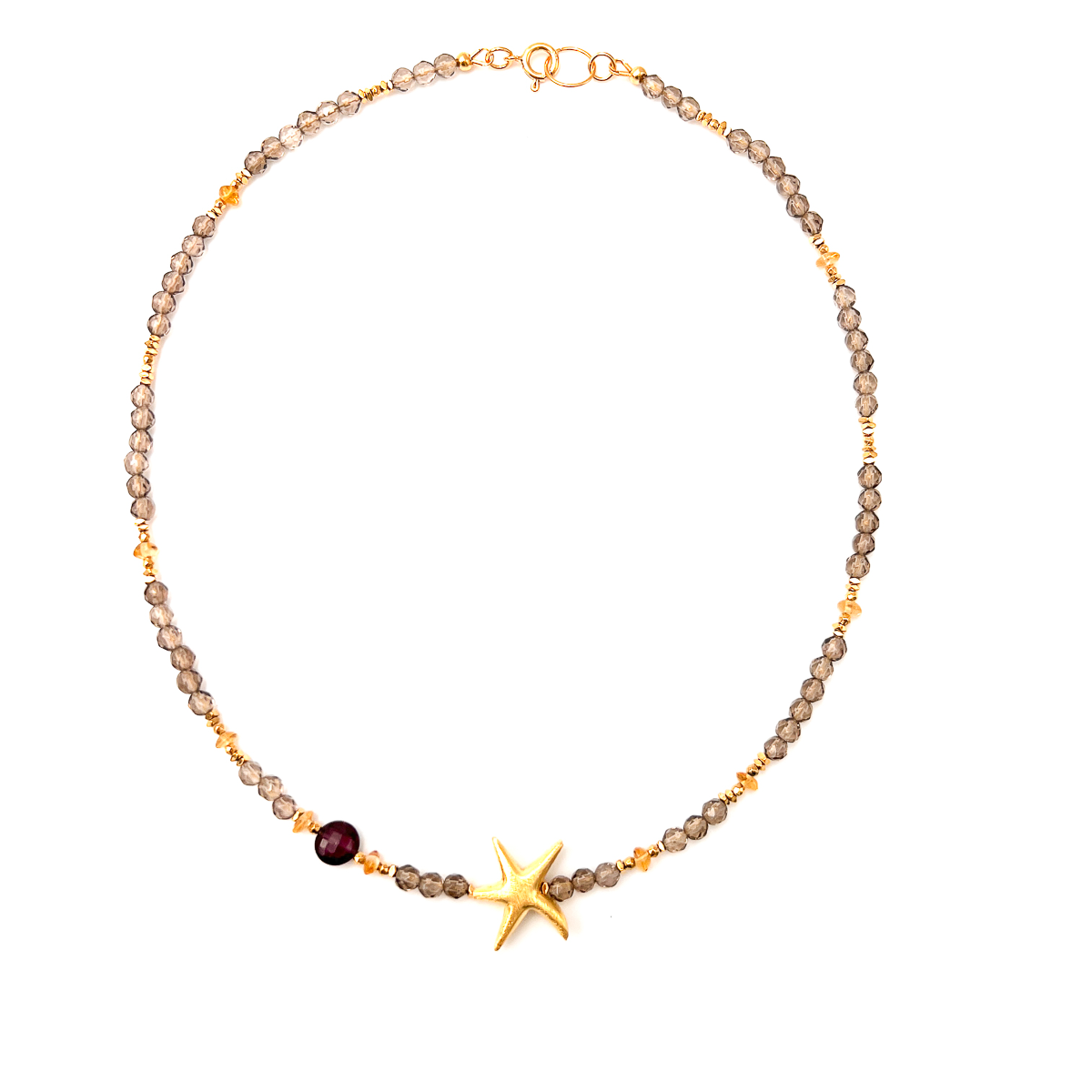 Naszyjnik z kwarcu dymnego od Ewa Mrochen Jewellery, elegancki klejnot wspierający, widoczny na zdjęciu.