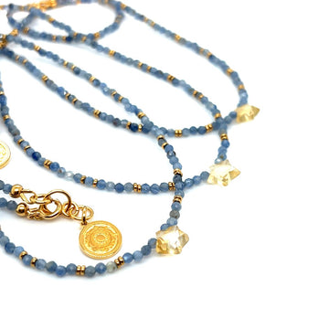 Naszyjnik Kyanit i Cytryn Aura Spokoju od Ewa Mrochen Jewellery, pokazany na zdjęciu z naturalnym kamieniem i delikatnym łańcuszkiem.
