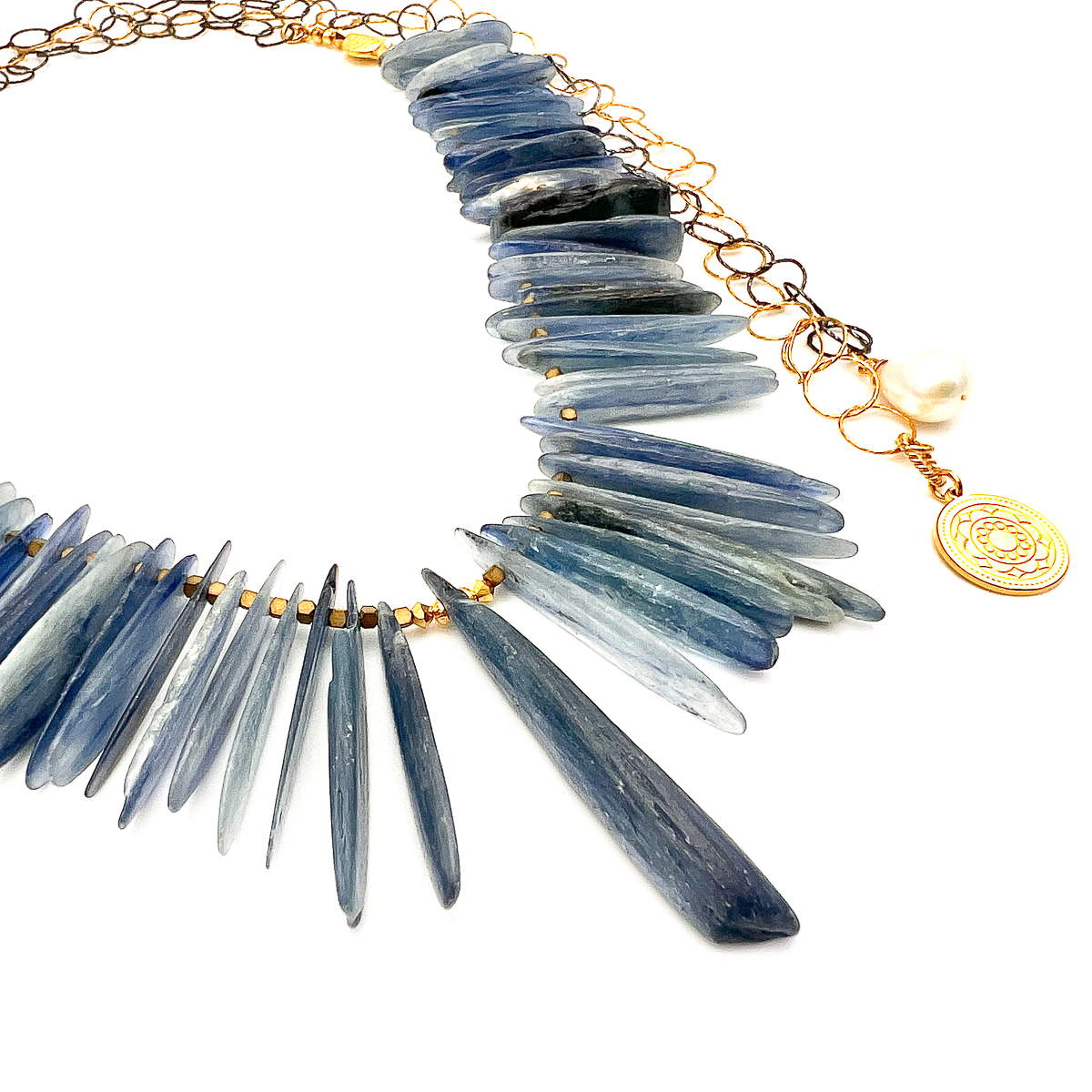Kyanitowy naszyjnik Klejnot Prawdy od Ewa Mrochen Jewellery, delikatny naszyjnik z niebieskim kamieniem kyanit.