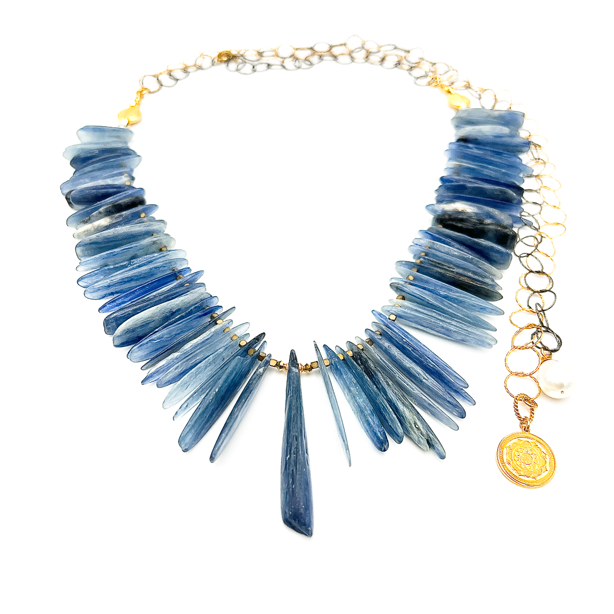 Naszyjnik Kyanit z kolekcji Klejnot Prawdy od Ewa Mrochen Jewellery, z dużym niebieskim kamieniem Kyanit.