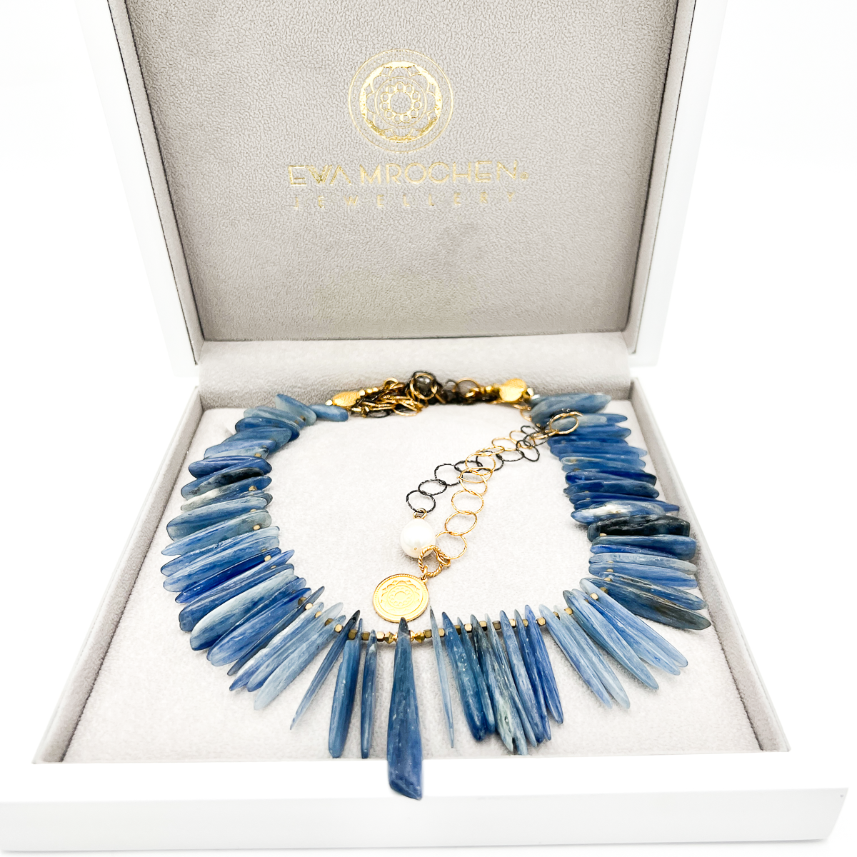 Kyanitowy naszyjnik Klejnot Prawdy od Ewa Mrochen Jewellery z naturalnym kamieniem i eleganckim designem.