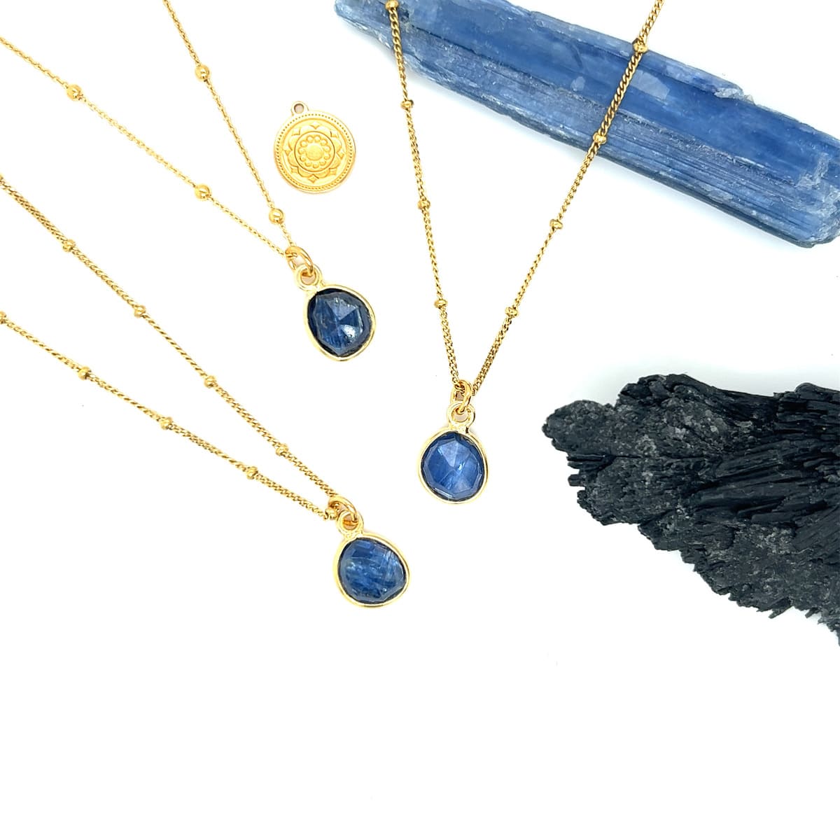Naszyjnik Kyanit z kolekcji Magia Dialogu od Ewa Mrochen Jewellery, ozdobny naszyjnik z niebieskim kamieniem.