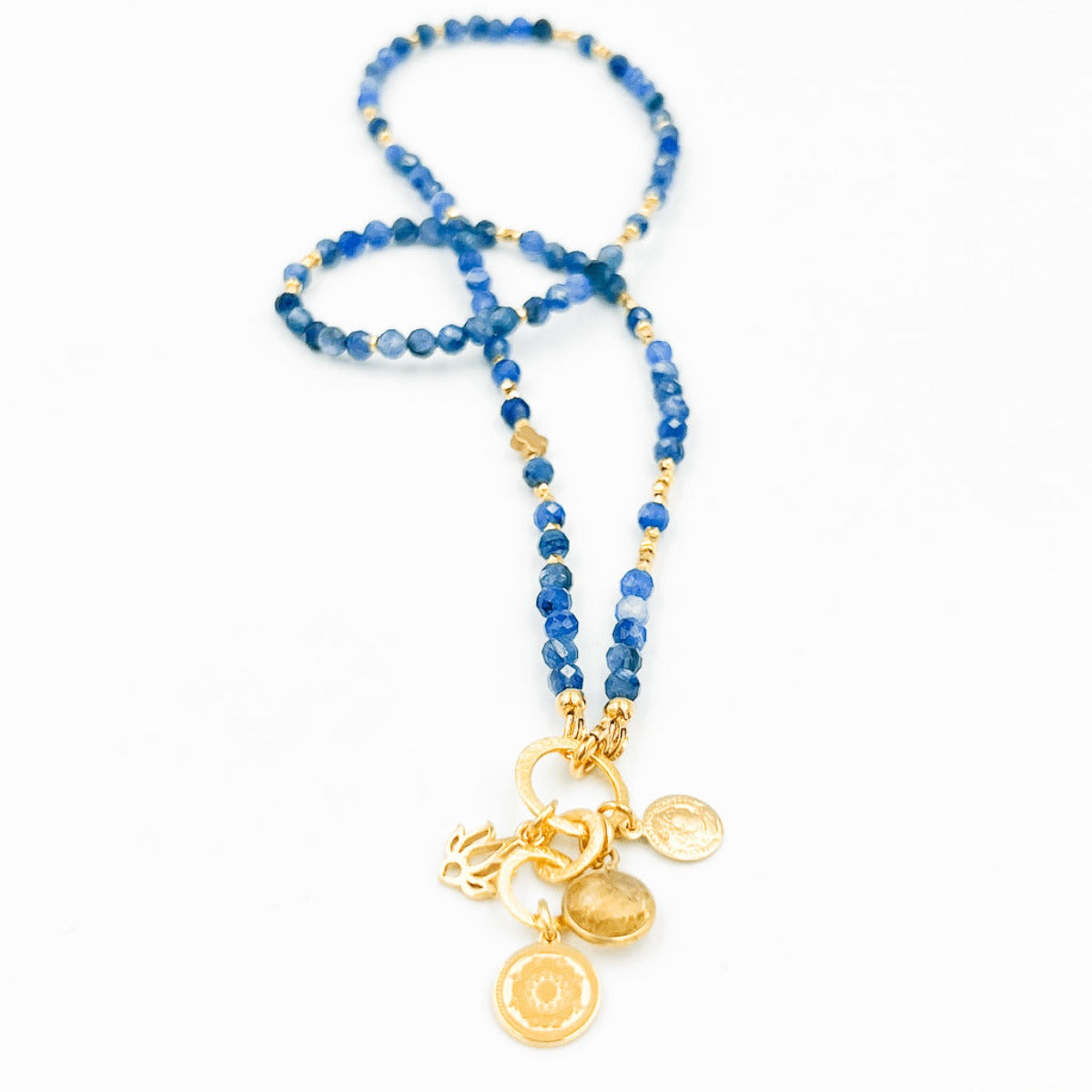 Naszyjnik Kyanit od Ewa Mrochen Jewellery z kamieniem Kyanit, elegancki biżuteryjny dodatek na szyję.