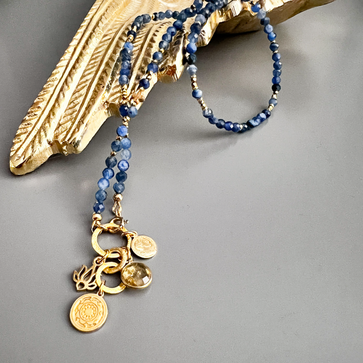 Kyanitowy naszyjnik Pewność Siebie od Ewa Mrochen Jewellery, elegancki biżuteria z naturalnym kamieniem, na zdjęciu.