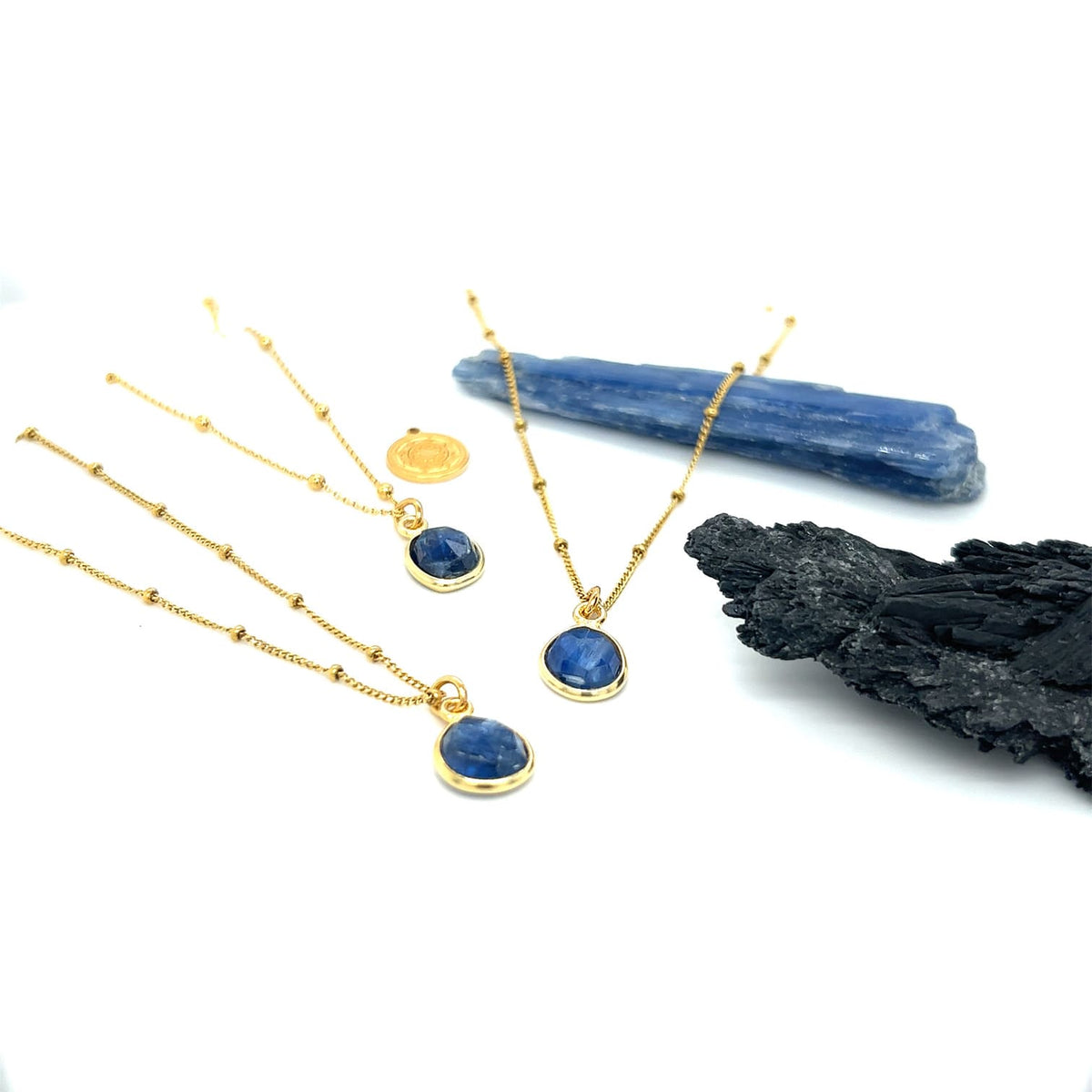 Naszyjnik Kyanit od Ewa Mrochen Jewellery z naturalnym kamieniem Kyanit na delikatnym łańcuszku.