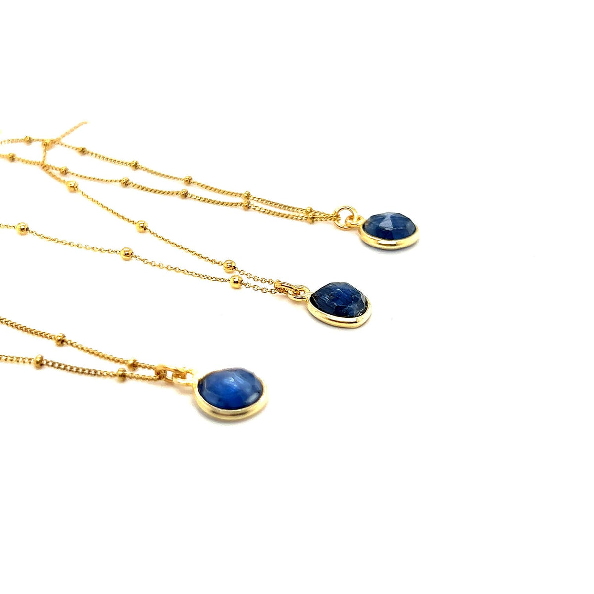 Kyanitowy naszyjnik marki Ewa Mrochen Jewellery z zawieszką z napisem Power of the Word na delikatnym łańcuszku