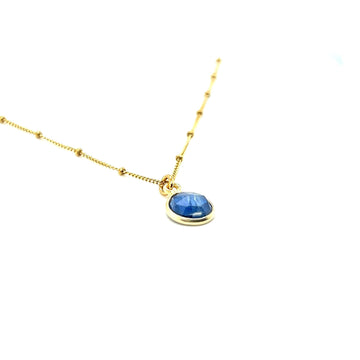 Naszyjnik Kyanit od Ewa Mrochen Jewellery z zawieszką z napisem Power of the word, elegancki i subtelny biżuteryjny dodatek.
