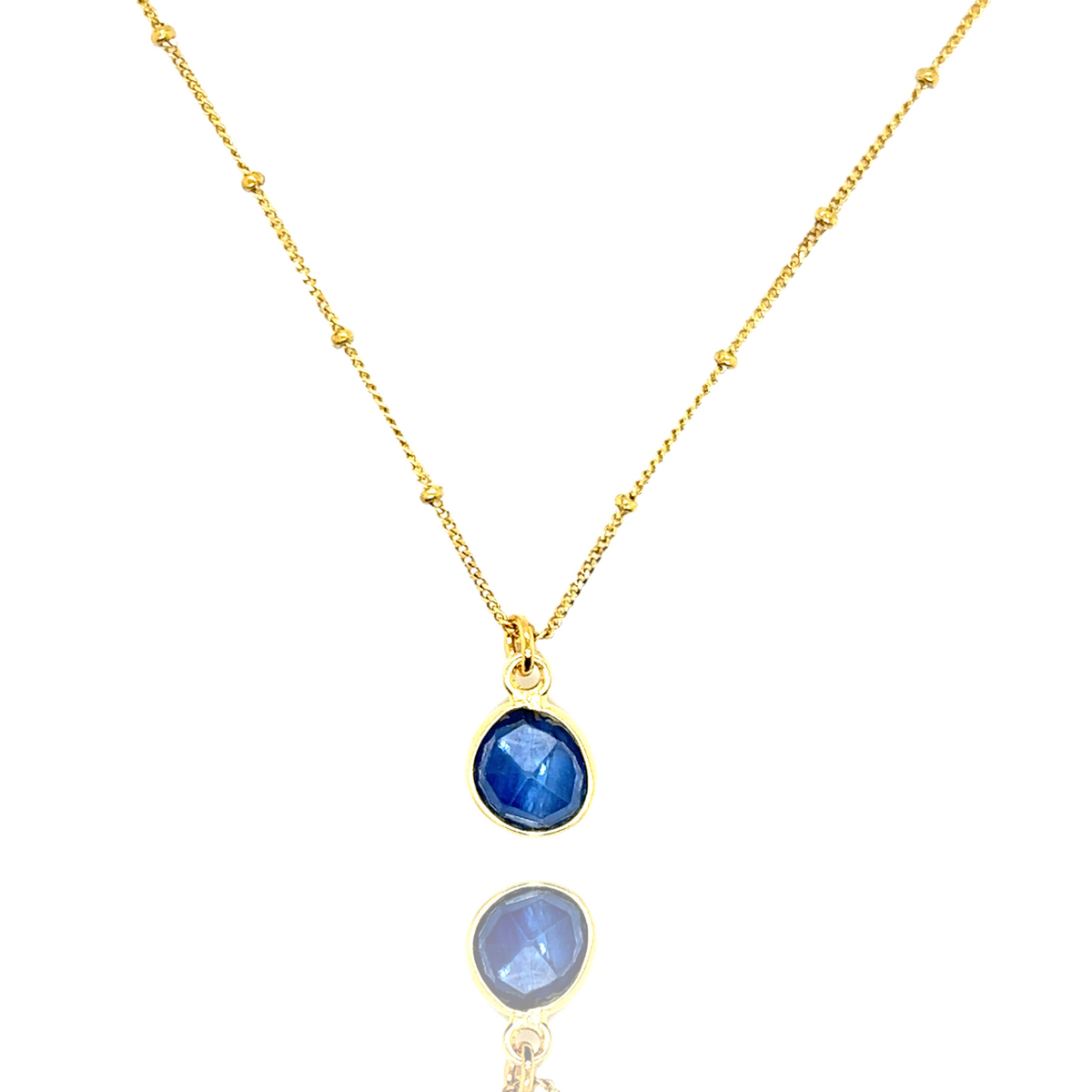 Naszyjnik Kyanit od Ewa Mrochen Jewellery z wiszącym kamieniem Kyanit na delikatnym łańcuszku.