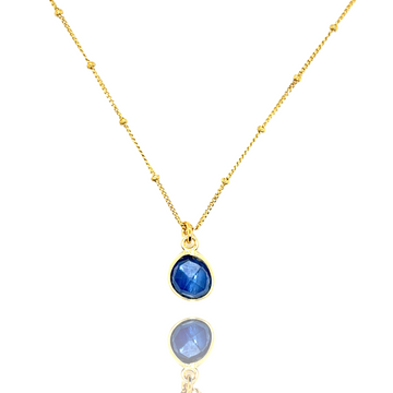 Kyanitowy naszyjnik Power of the Word od Ewa Mrochen Jewellery na tle białego tła, ozdobny i elegancki naszyjnik z kamieniem.