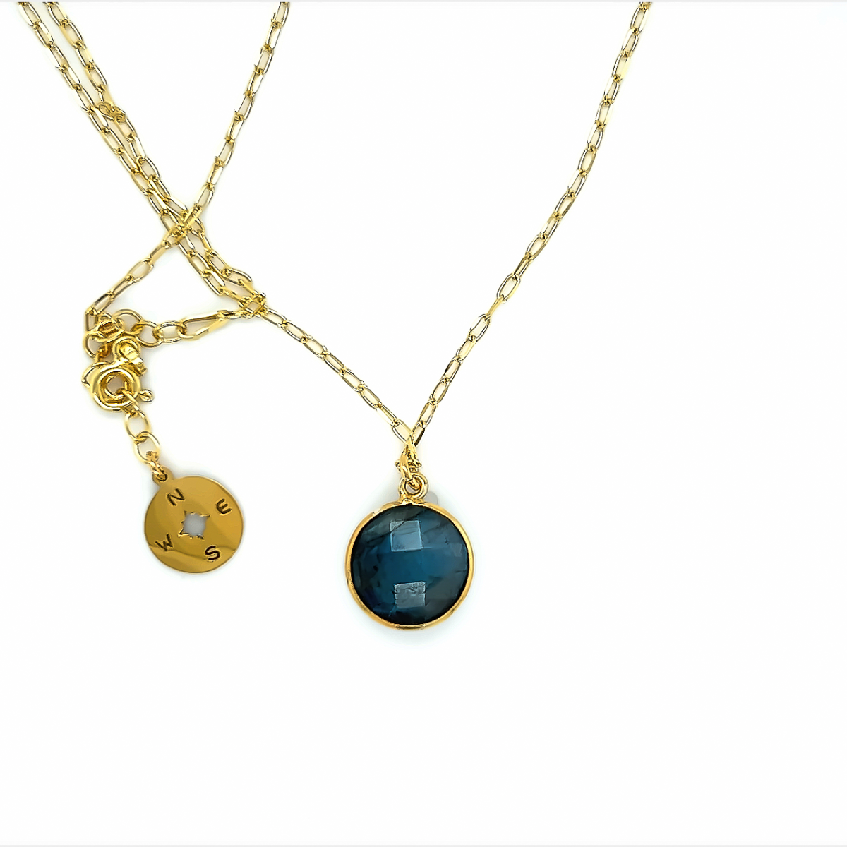 Naszyjnik z labradorytem marki Ewa Mrochen Jewellery, ozdobiony kamieniem symbolizującym szczęście i pozytywną energię.