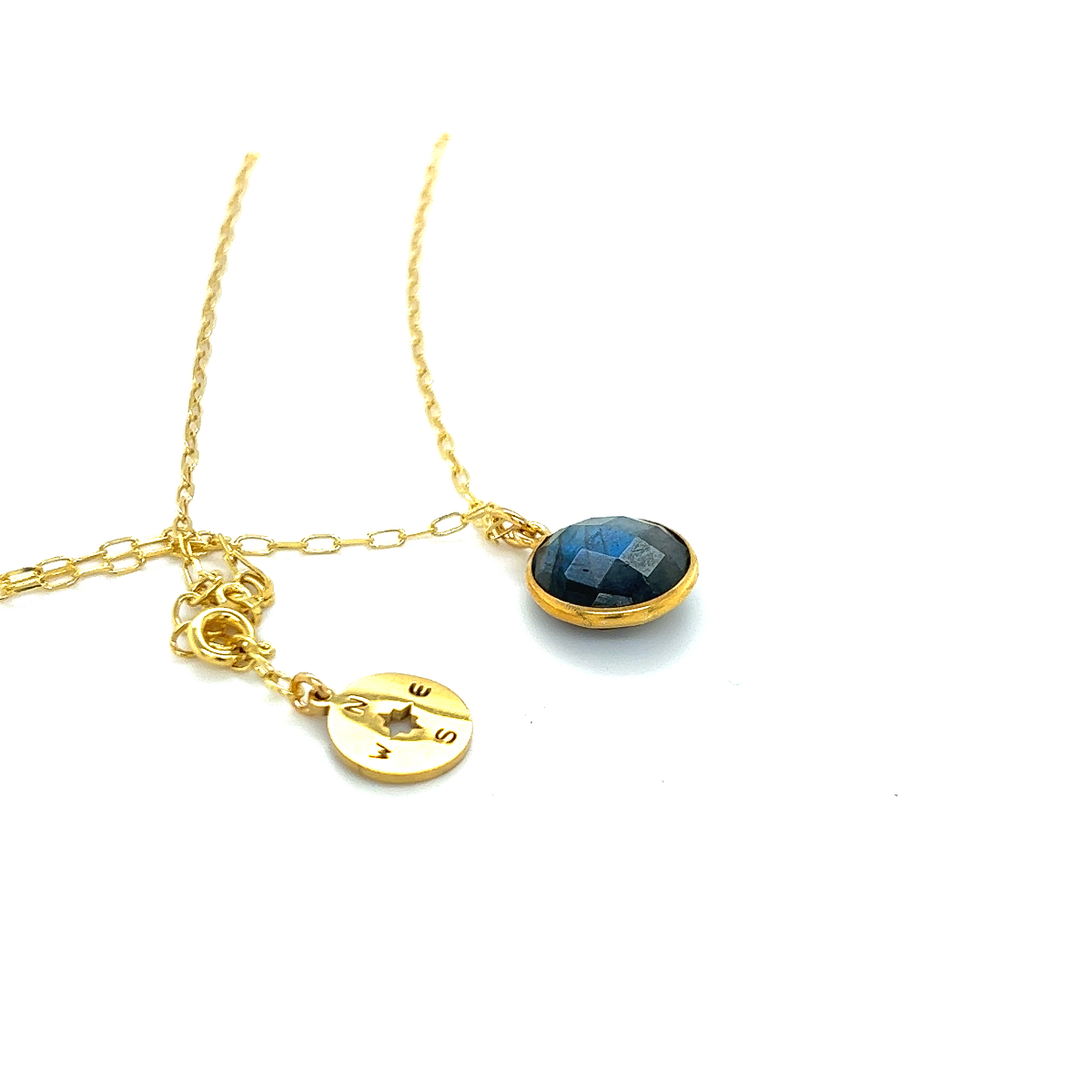 Naszyjnik z labradorytem od Ewa Mrochen Jewellery, stylowy dodatek z kamieniem szczęścia na delikatnym łańcuszku.