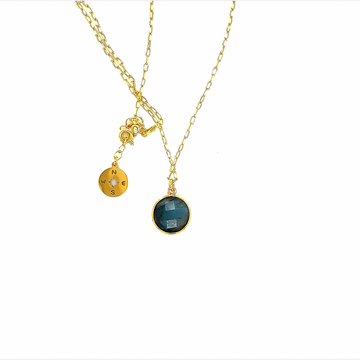 Srebrny naszyjnik z labradorytem Ewa Mrochen Jewellery, symbol szczęścia, na delikatnym łańcuszku.