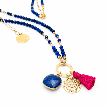 Naszyjnik z lapisu lazuli i ornamentami bogini od Ewa Mrochen Jewellery, elegancki i ręcznie wykonany dodatek biżuteryjny