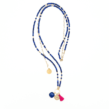 Naszyjnik z lapis lazuli i ornamentami bogini od Ewa Mrochen Jewellery na naturalnym tle.