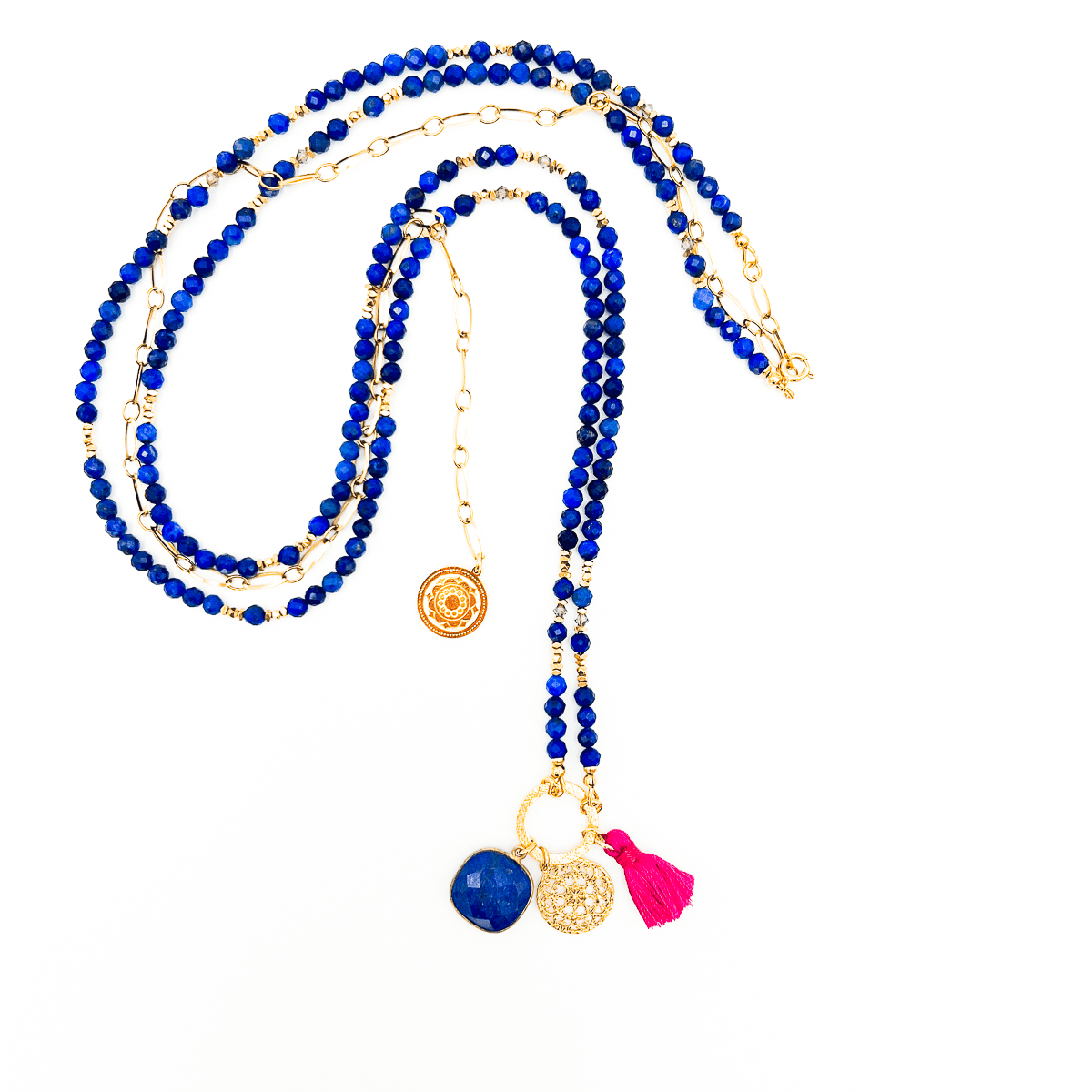 Naszyjnik z lapis lazuli i ornamentami bogini od Ewa Mrochen Jewellery, elegancki i ręcznie wykonany.