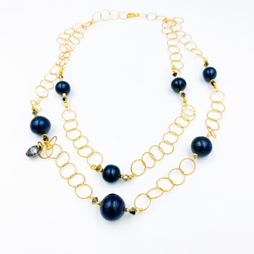 Naszyjnik Ewa Mrochen Jewellery z czarną perłą i zawieszką Mistrzyni Życia, elegancki i unikatowy dodatek biżuteryjny
