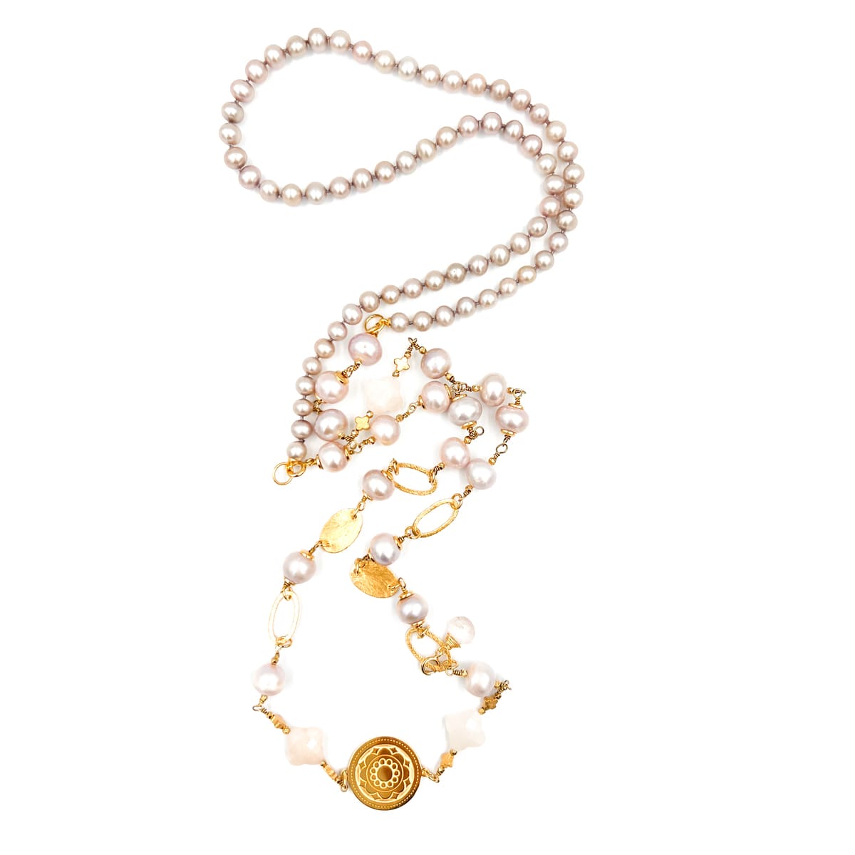Długi naszyjnik z różowych pereł Ewa Mrochen Jewellery, elegancki dodatek do kobiecych stylizacji