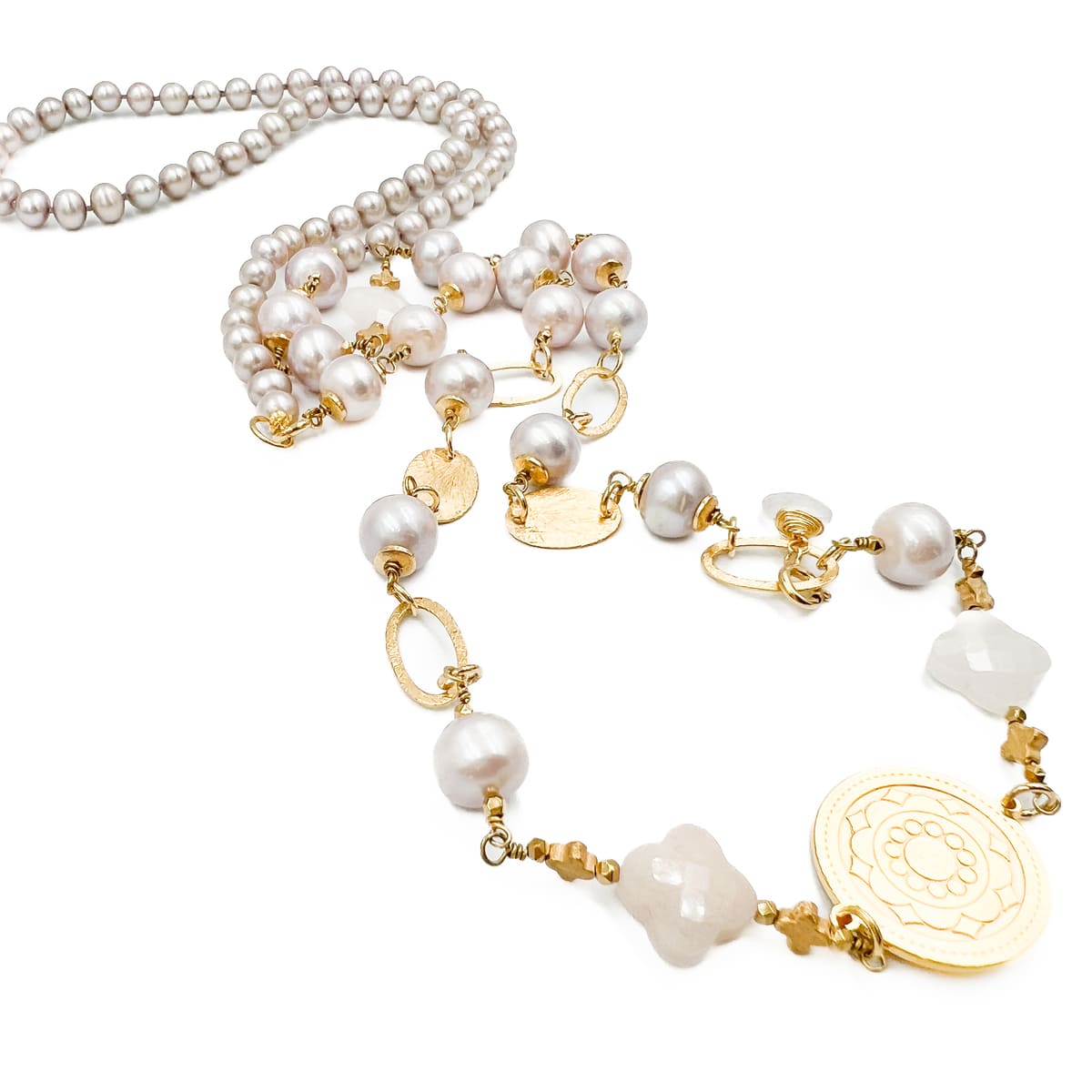Długi naszyjnik z różowych pereł od Ewa Mrochen Jewellery, elegancki i subtelny dodatek do stylizacji.