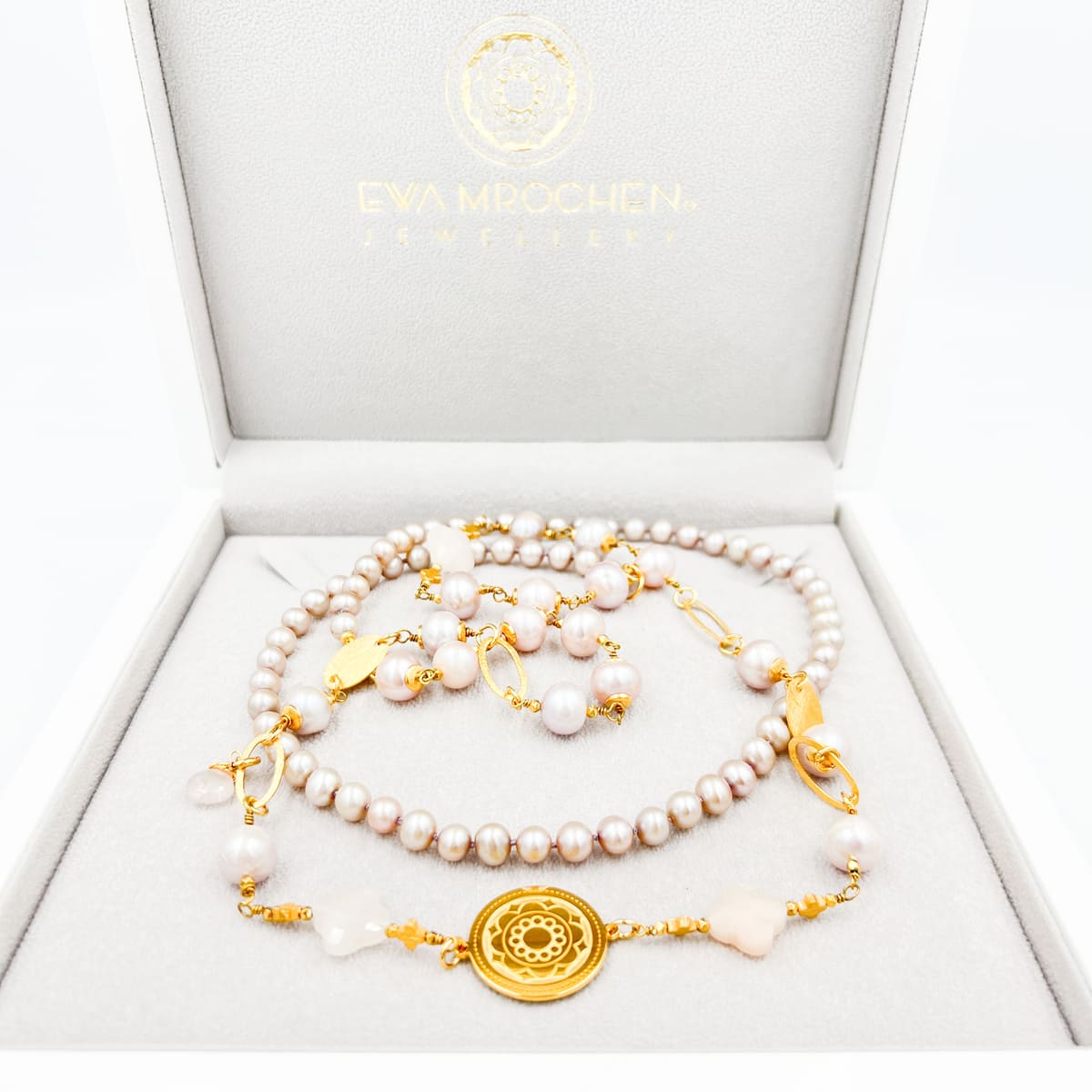 Długi naszyjnik z różowych pereł marki Ewa Mrochen Jewellery, elegancki dodatek do stylizacji.