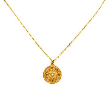 Naszyjnik Harmonia Wszechświata od Ewa Mrochen Jewellery, srebrny z delikatnym wzorem, na tle czarnego tła.
